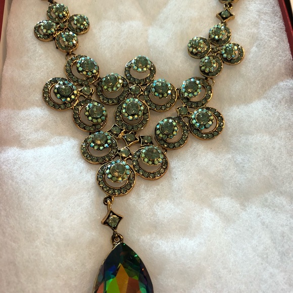 Statement necklace & earrings in peridot crystal - Picture 6 of 7